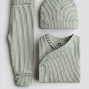 H&M Ribbed Infant Outfit in Soft Green